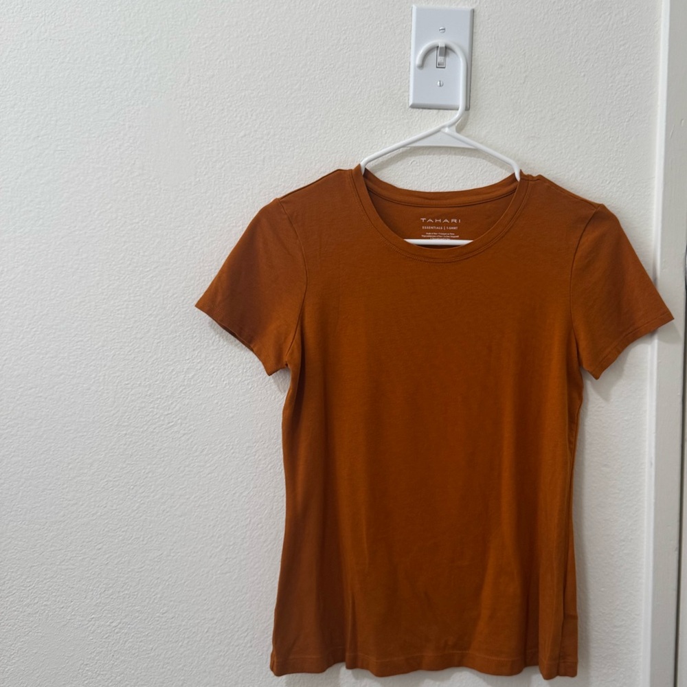 Tahari t-shirt